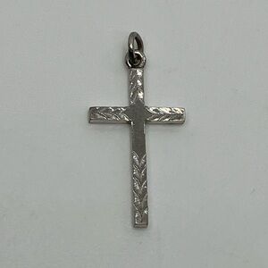Vtg Sterling Silver Christian Cross w Etched V Design Charm | .9” L